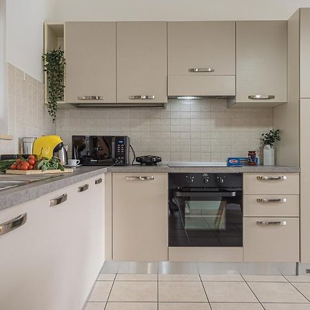 Hygge Family Apartment - One Step Away From The Lake!!! シルミオーネ エクステリア 写真