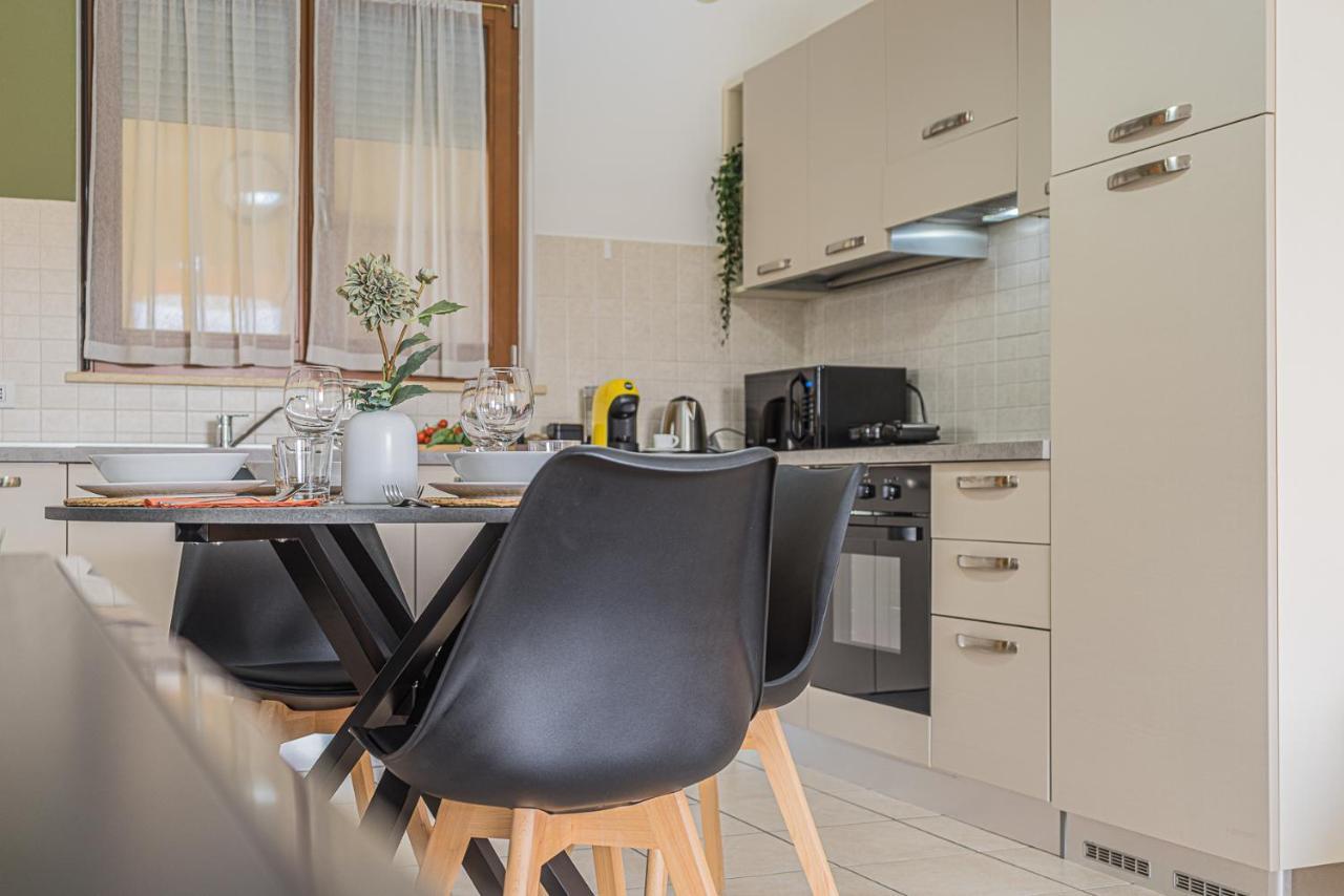 Hygge Family Apartment - One Step Away From The Lake!!! シルミオーネ エクステリア 写真