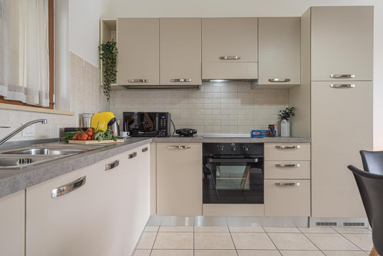 Hygge Family Apartment - One Step Away From The Lake!!! シルミオーネ エクステリア 写真