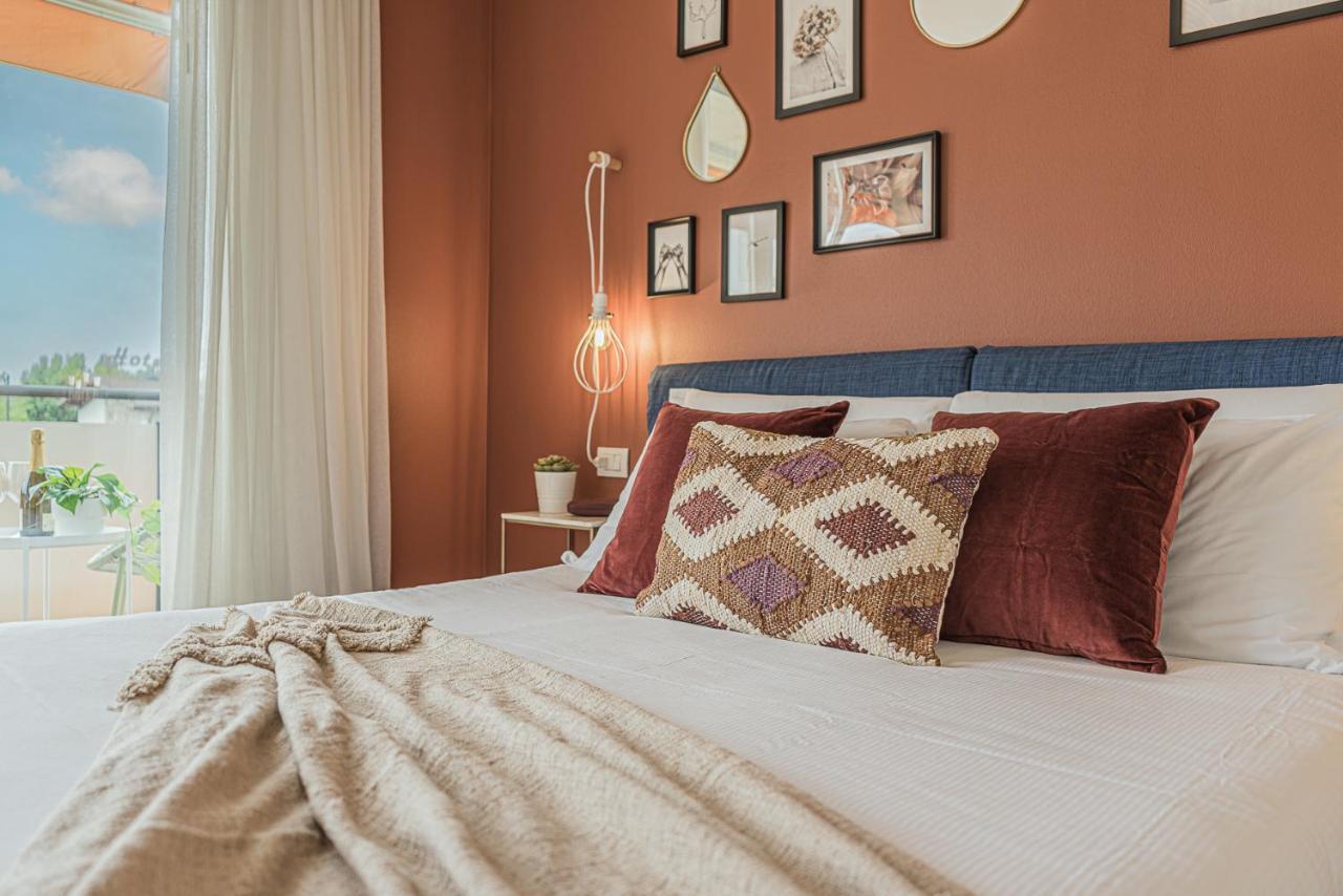 Hygge Family Apartment - One Step Away From The Lake!!! シルミオーネ エクステリア 写真