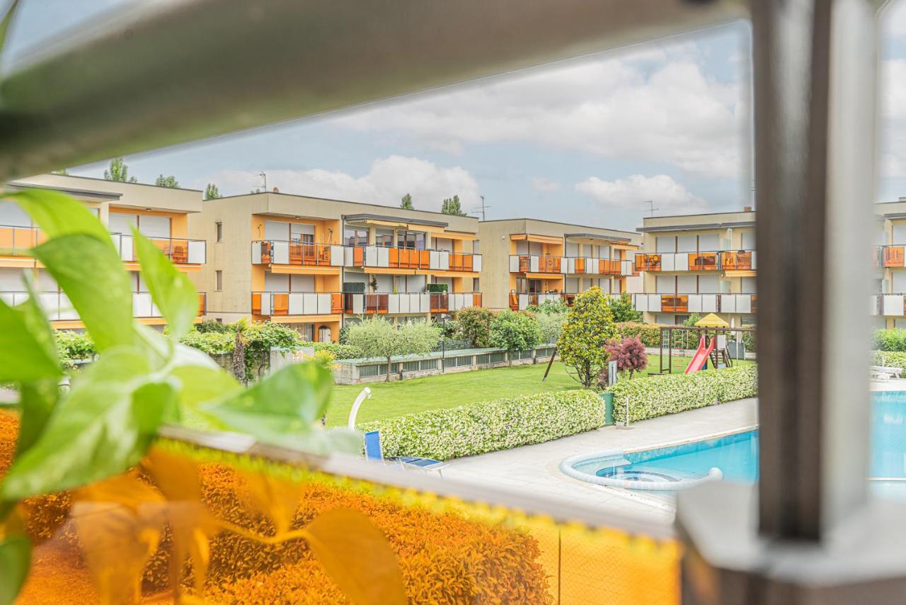 Hygge Family Apartment - One Step Away From The Lake!!! シルミオーネ エクステリア 写真
