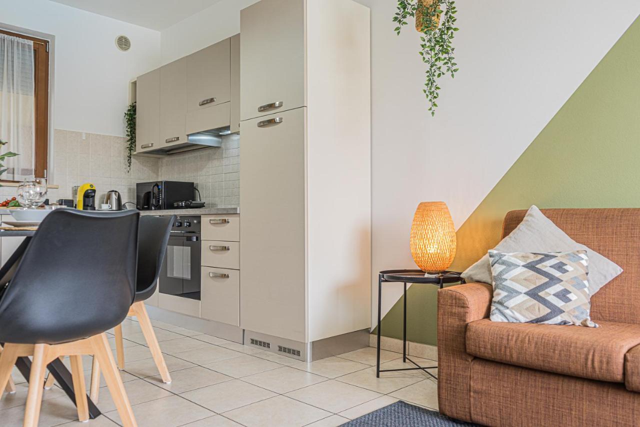 Hygge Family Apartment - One Step Away From The Lake!!! シルミオーネ エクステリア 写真