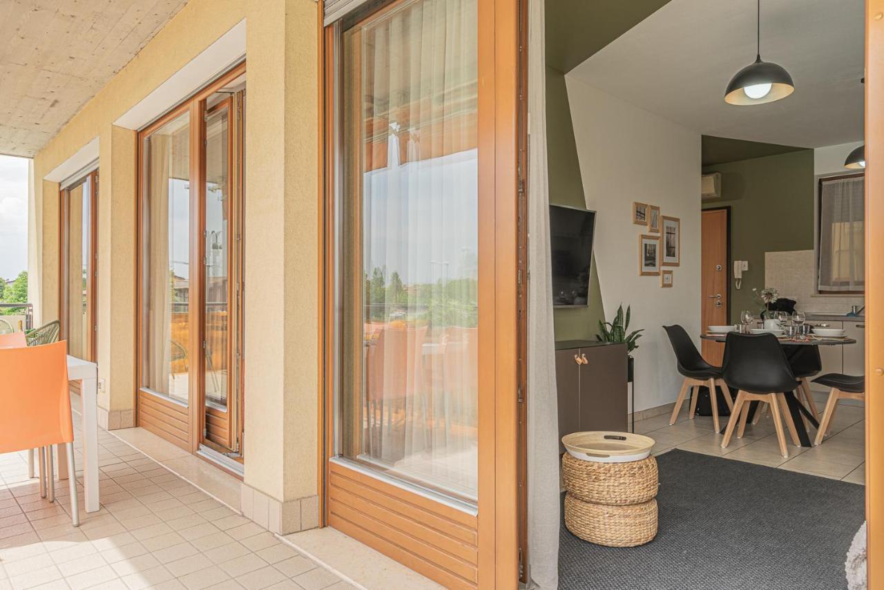 Hygge Family Apartment - One Step Away From The Lake!!! シルミオーネ エクステリア 写真